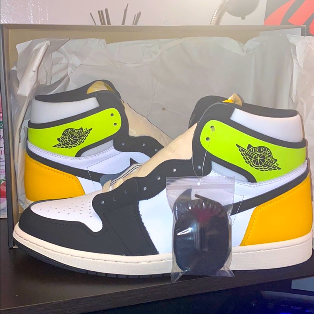 Jordan’s High 1’s -Volt Gold - Picture 2 of 6